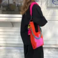 Λεπτομερης οψη μιας μοντερνας πλεκτης τσαντας ωμου με αλυσιδα σε πορτοκαλι και ροζ χρωμα. - Πρωτότυπο Στυλ Κόμπο / Πορτοκαλί Κόκκινο