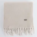 Morbida sciarpa invernale a tinta unita in maglia con frange ed elegante targhetta. - Khaki chiaro