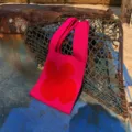 Rosa gestrickte Handtasche mit rotem Blumenmuster, schicke lässige Damen Tasche für Strand. - Handtasche Stil / Fuchsia