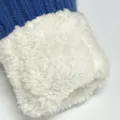 Detailaufnahme der winterlichen Strickhandschuh Manschette mit weichem Plüsch Material. - Fleece Gefüttert / Schwarzer Streifen