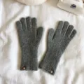 Γκρίζα πλεχτά γάντια πέντε δαχτύλων για ζεστό χειμώνα, μαλακό και άνετο αξεσουάρ. - Γκρι