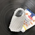Grijze mini gebreide handtas met bubbeltextuur en golfhandvat, chic mode-accessoire. - Grijs