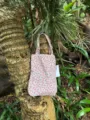 Blumen Stofftasche in natuerlicher Dschungel-Umgebung, Retro Handtasche fuer den Alltag. - Rosa