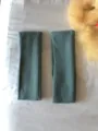 Detailaufnahme der blaugrauen Rippstrick-Armstulpen mit gemütlichem, fingerlosem Langarm-Design. - Cyan