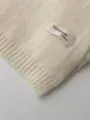Nahaufnahme der Textur des beige winterlichen Strickschals, weiches warmes Detailbild. - 170x22cm / Milchweiß
