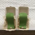 Dettaglio guanti lavorati a maglia verde senza dita, accessorio termico invernale accogliente. - Verde / 23x9cm