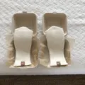 Accoglienti guanti a metà dito in beige, confezionati con stile in scatole ecologiche. - Bianco / 23x9cm