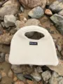 Detailansicht einer cremeweißen Handtasche aus Strick mit strukturierter Weboptik. - Elfenbein