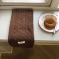Gemütlicher brauner Winterschal aus Strick, weicher warmer Wollschal für kalte Tage im Detail. - 150x20cm / Kaffeebraun
