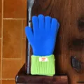 Detailweergave van color-block gebreide handschoenen met blauwe handen en groene geribbelde boorden. - Volledige Vinger / Blauw