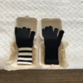 Detailansicht der Strick-Touchscreen-Handschuhe, gestreifte und schwarze Winterstile. - Buchstabe F / Schwarz