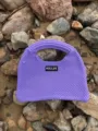 Lila gewebte Handtasche Detail, stilvolles Strick-Taschen-Design für den Alltag. - Lila