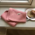 Gemütlicher Strickschal Detailansicht in Rosa, warme Wintertextur auf Fenstersims mit Frühstück. - 160x21cm / Pfirsich