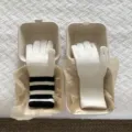 Detailansicht niedlicher japanischer Strick-Touchscreen-Handschuhe mit Streifen und einfarbig. - Buchstabe F / Weiß