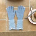 Detailaufnahme hellblauer, langer Strick-Touchscreen-Handschuhe mit flauschigen Kunstpelzbündchen. - Einheitsgröße (W313) / Blau