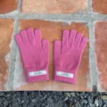 Detailansicht gestrickter warmer Handschuhe in Rosa, weiche Textur für den kalten Winter. - 21x11cm-H005S / Rosa