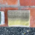 Primer plano detallado de una bufanda de punto degradado suave con textura fina. - 174X28CM / Amarillo