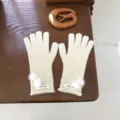 Süße warme Damen Strickhandschuhe mit Touchscreen Funktion und schönen Plüschbällen. - Einheitsgröße / 24x10cm / Elfenbein