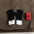 Black knit gloves with fluffy white cuffs, thickened warm winter touchscreen gloves for women. - 30x11cm / Black