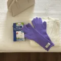 Detailansicht der kuscheligen violetten Strick-Winterhandschuhe, weiches und warmes Alltagsaccess. - Lila