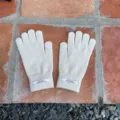Detailansicht weißer Strick-Wärme-Fünffingerhandschuhe aus weichem Wollmaterial für den Winter. - 21x11cm-H005S / Elfenbein