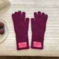 Detailansicht von Winter Wollmischung Strickhandschuhen in Fuchsia mit pinkem Bündchen. - 28x11cm / Lila