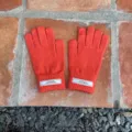 Detailansicht der leuchtend orangefarbenen Strickhandschuhe mit Rippbündchen, warmer Winter. - 21x11cm-H005S / Orangerot
