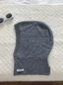 Vue detaillee de la cagoule en tricot de laine grise, montrant la texture douce et qualité. - Gris