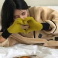 Contrast color knit warm gloves in yellow with black ribbed cuff for women winter daily wear. - Full Finger / Olive Green