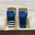 Gemütliche Strick-Touchscreen-Handschuhe mit süßem Streifendesign für kalte Wintertage. - Buchstabe F / Blau