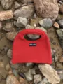 Nahaufnahme Detail der stilvollen roten gestrickten Beuteltasche mit Textur und Markenetikett. - Rot