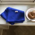 Gemuetlicher dicker Strickschal fuer Damen, blauer warmer Winterschal im Detail. - 160x21cm / Saphirblau