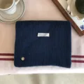 Detailansicht des dunkelblauen Wollmischgewebe-Schals, kuscheliges Winteraccessoire mit Etikett. - 156X22CM / Marineblau