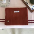 Detailansicht des einfarbigen Wollmischgewebe-Strickschals, weiche Textur und gemütlich. - 156X22CM / Orangerot
