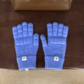 Detailansicht blauer Waffelstrick-Handschuhe mit Strukturmuster und Rippbündchen. - 29x12cm / Blau