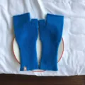 Detailaufnahme von einfarbigen blauen Strick-Fingerling-Handschuhen mit gerippten Bündchen. - 22x10cm / Blau