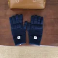 Nahaufnahme dunkelblauer Strick-Waffelhandschuhe mit Rippbündchen und weicher Wolle. - 29x12cm / Marineblau