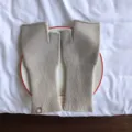 Nahaufnahme der weichen Strick-Fingerling-Handschuhe in neutralem Beige mit Rippbündchen. - 22x10cm / Beigegrau