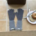 Graue Strickhandschuhe mit plüschigen Bündchen, lange warme Winterhandschuhe Detailansicht. - Einheitsgröße (W313) / Grau