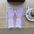 Detailansicht hellvioletter Strickhandschuhe mit flauschigen Bündchen und Touchscreen-Design. - Einheitsgröße (W313) / Lila Rosa