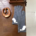Damen Winter warme graue Strickhandschuhe mit süßen weißen Plüschbällen Touchscreen. - Einheitsgröße / 24x10cm / Dunkelgrau