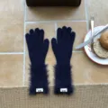 Dunkelblaue lange Strickhandschuhe mit Plüschbündchen, warme und elegante Winteraccessoires. - Einheitsgröße (W313) / Marineblau