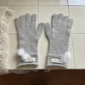 Damen warme Winter Strickhandschuhe in Hellgrau mit weissen Pompons und Markenetikett. - Einheitsgröße / 24x10cm / Hellgrau
