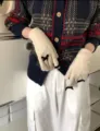 Detailansicht niedlicher Strick-Touchscreen-Handschuhe mit schwarzen Schleifen für den Winter. - 21x11cm / Gebrochenes Weiß