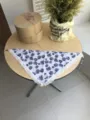 Baumwoll Dreiecktuch mit blauem Blumenmuster und weißer Spitzenborte im Sommer Look. - Weiß