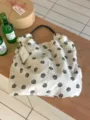 Damen stilvolle Blumen Kordelzug Tasche Lässig Handtasche Frühling Sommer Picknick Alltag - Weiße Basis Schwarze Rose Plissierter Stoff Schwarzer Seilgriff (2)