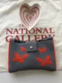 Borsa a tracolla in maglia grigia con motivo a farfalla arancione e dettaglio piattino - 20x15cm / Grigio