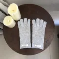 Gedetailleerd overzicht van comfortabele lichtgrijze wollen winterhandschoenen, warm voor dames. - 25x11cm / Lichtgrijs
