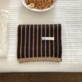 Detailansicht des braun-beigen gestrickten Schals mit Streifen, warmer Winter-Accessoire-Flatlay. - 160x24cm / Kaffeebraun