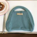 Detailaufnahme der blauen Stricktasche, kuschelige Winter Wolle Tasche Nahaufnahme, Stil. - 31x26cm / Hellgrün